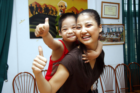 Hoa hậu Trần Thị Quỳnh vui chơi cùng trẻ khuyết tật